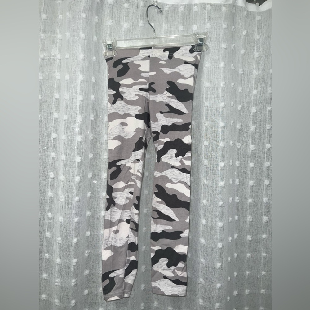 Gray camo girls leggings, cotton material